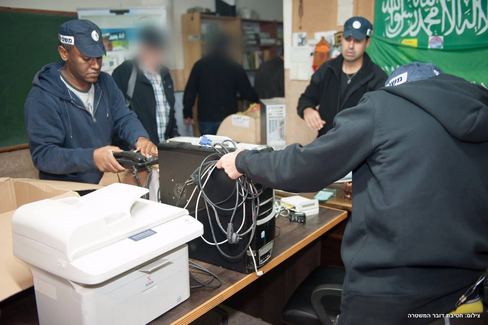 الشرطة الإسرائيلية تصادر أجهزة بأحد مكاتب الحركة الإسلامية (الجزيرة)