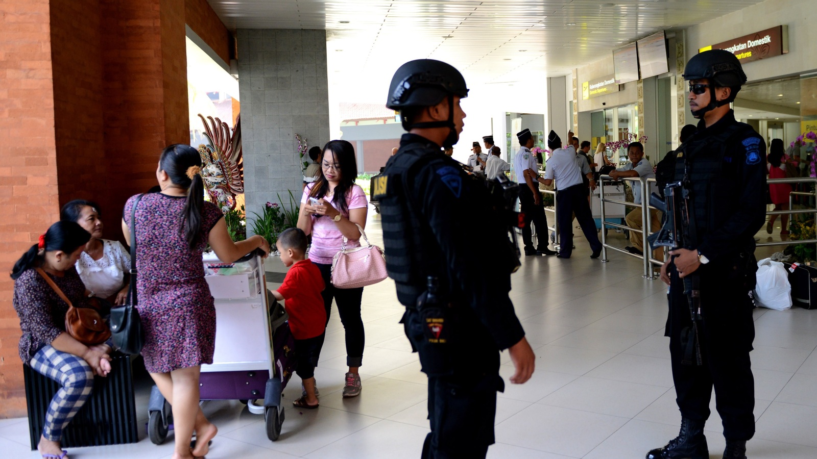 ‪شرطيان مسلحان داخل مطار بجزيرة بالي السياحية بعد تعزيز إجراءات الأمن في عموم إندونيسيا‬ (الفرنسية)