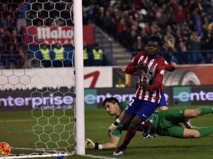 GJ4765 - Madrid, -, SPAIN : Atletico Madrid's Ghanaian midfielder Thomas Partey (C) scores a goal next to Levante's goalkeeper Diego Marino (L) and Levante's midfielder Verza during the Spanish league football match Club Atletico de Madrid vs Levante UD at the Vicente Calderon stadium in Madrid on January 2, 2016. AFP PHOTO/ GERARD JULIEN