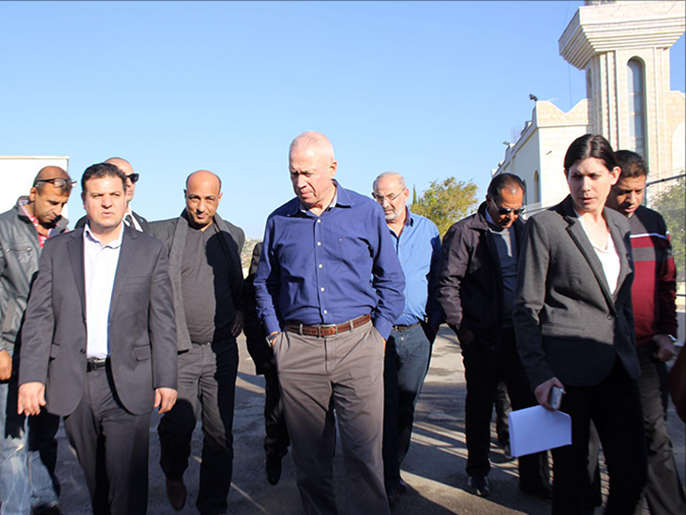 ‪وزير الإسكان الإسرائيلي والنائب أيمن عودة في زيارة ميدانية لقرى منطقة الناصرة مطلع الأسبوع‬ (الجزيرة)