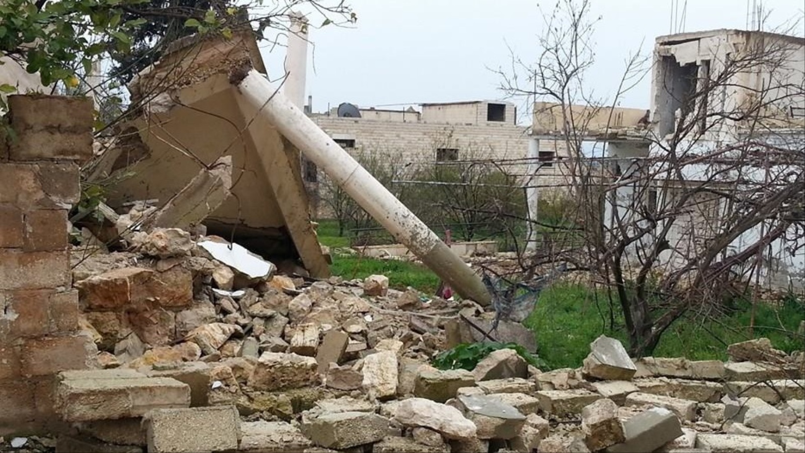 القصف دمر أجزاء كبيرة من منازل كفرزيتا وسمح للبرد باختراقها (الجزيرة)