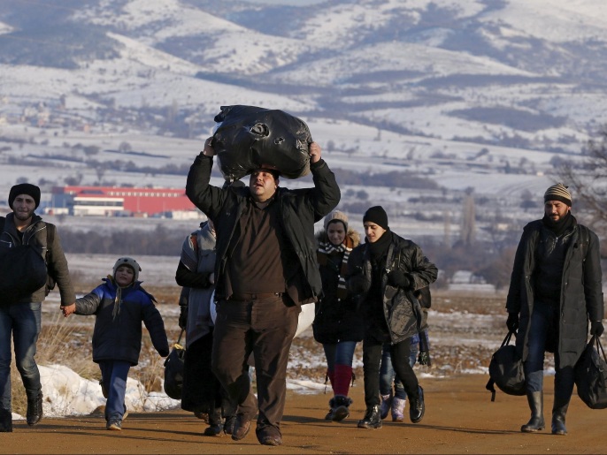 ‪لاجئون يعبرون قرية بمقدونيا على الحدود مع صربيا قبل أيام‬ لاجئون يعبرون قرية بمقدونيا على الحدود مع صربيا قبل أيام (رويترز)