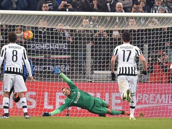 Juventus' forward Alvaro Morata, right, scores on a penalty kick during the Italian Cup first-leg, semifinal match between Juventus and Fc Internazionale of Milan at the Olympic stadium in Turin, Italy, Wednesday, Jan. 27, 2016. (Alessandro Di Marco/ANSA via AP Photo) ITALY OUT
