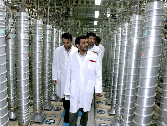 ‪الرئيس الإيراني الأسبق أحمدي نجاد أثناء زيارة له لمحطة نووية في نطنز‬  الرئيس الإيراني الأسبق أحمدي نجاد أثناء زيارة له لمحطة نووية في نطنز ( الأوروبية-أرشيف)