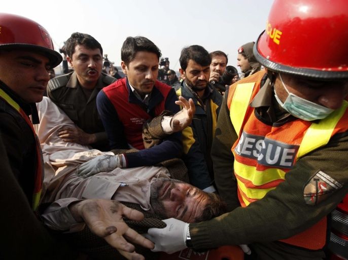 A man who was injured in a bomb blast shifts to hospital, in Jamrud area of Khyber tribal district, Pakistan, 19 January 2016. A bomb hit a checkpoint in the north-western Pakistani city of Peshawar on 19 January, killing ten people and wounding over a dozen, officials said. Police guards and paramilitary troops guarding a highway leading to Afghanistan were targeted in Jamrud area of Khyber tribal district, officials said. The bomb was planted on a motorcycle parked near the checkpoint, Shah said, citing preliminary investigation findings.