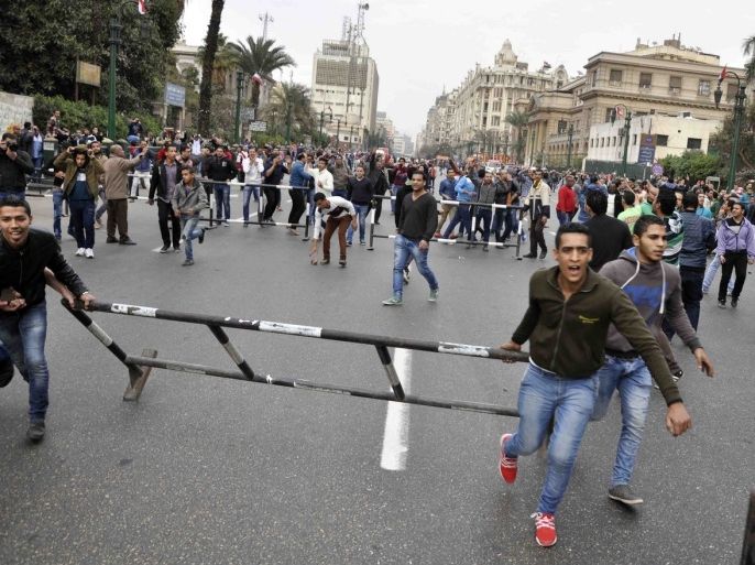 متظاهرون في شارع رمسيس بوسط البلد خلال الذكرى الرابعة للثورة 25 يناير 2015-الرأي العام فقد الثقة في أجهزة الأمن والتداعيات خطيرة وفق مراقبين