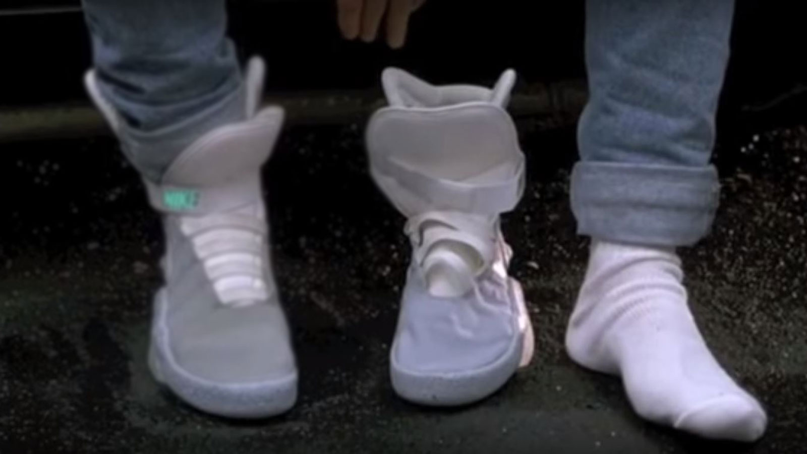 ‪الحذاء الذي يشد رباطه بنفسه ظهر أول مرة في الجزء الثاني من فيلم العودة إلى المستقبل سنة 1989‬ (الجزيرة)