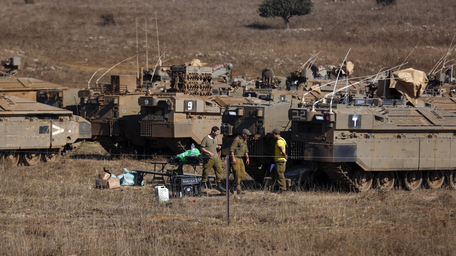 ‪مدرعات وحاملات جنود إسرائيلية في الجولان‬ (الأوروبية)