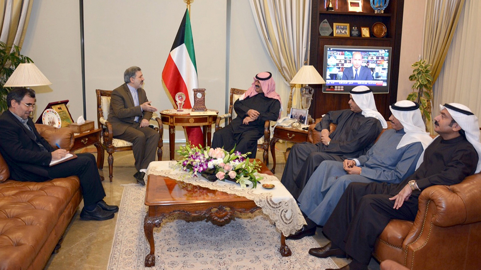 ‪الخارجية الكويتية استدعت الثلاثاء السفير الإيراني للاحتجاج على استهداف المقرين الدبلوماسيين السعوديين بإيران‬ (الفرنسية)