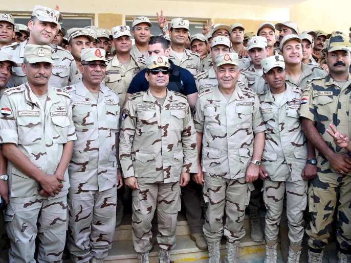 السيسي وسط أفراد من الجيش المصري أثناء زيارة سابقة لسيناء (رويترز)
