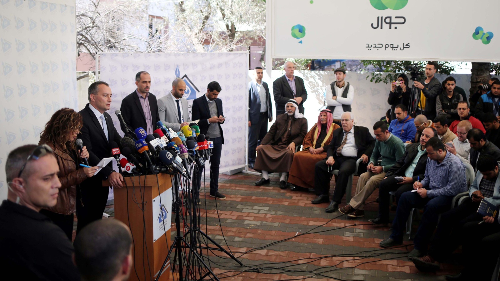 ‪جانب من الندوة الصحفية التي عقدها منسق الأمم المتحدة نيكولاي ملادينوف في غزة‬ (الأناضول)