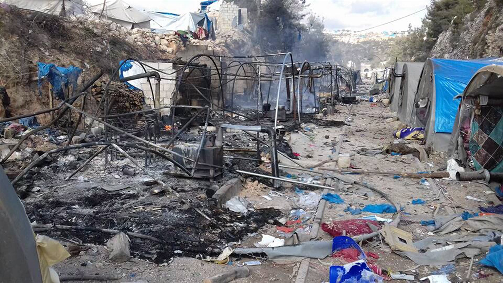 ‪قصف روسي براجمات الصواريخ على المخيمات الحدودية في ريف اللاذقية‬ (ناشطون)