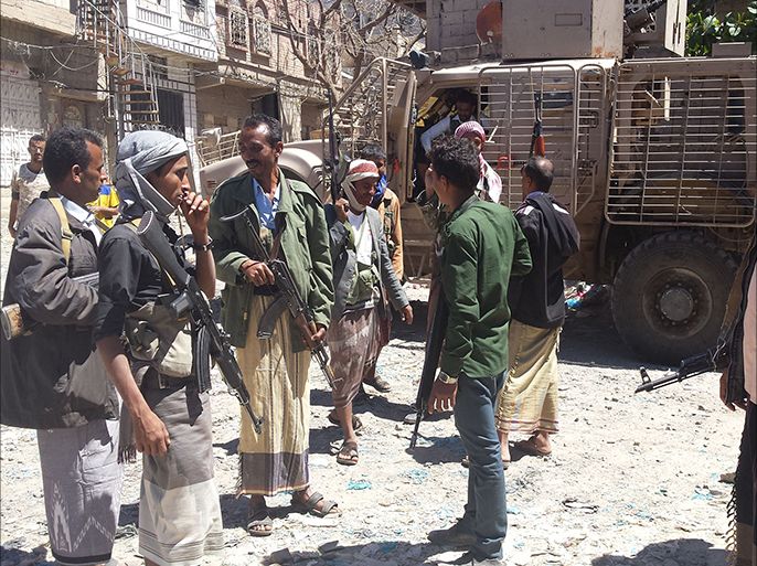 مسلحون من المقاومة الشعبية مع إحدى مدرعاتهم بمركز مديرية المسراخ جنوب مدينة تعز بعد تحريرها من الحوثيين(فبراير 2016).