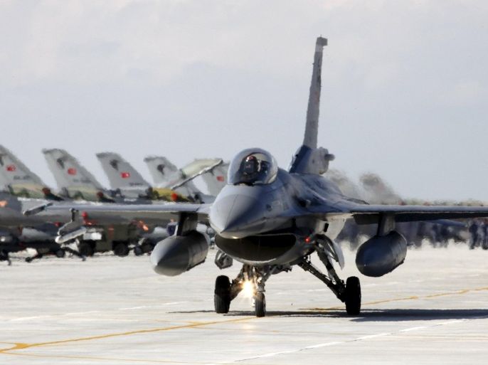 A Turkish Air Force F16 jet fighter prepares to take off from an air base during the Anatolian Eagle military exercise in the central Anatolian city of Konya, in this April 28, 2010 file picture. Turkish F-16 fighter jets shot down a war plane of unknown origin on November 24, 2015 after it violated Turkish air space close to the Syrian border and ignored warnings, a Turkish military official told Reuters. REUTERS/Umit Bektas