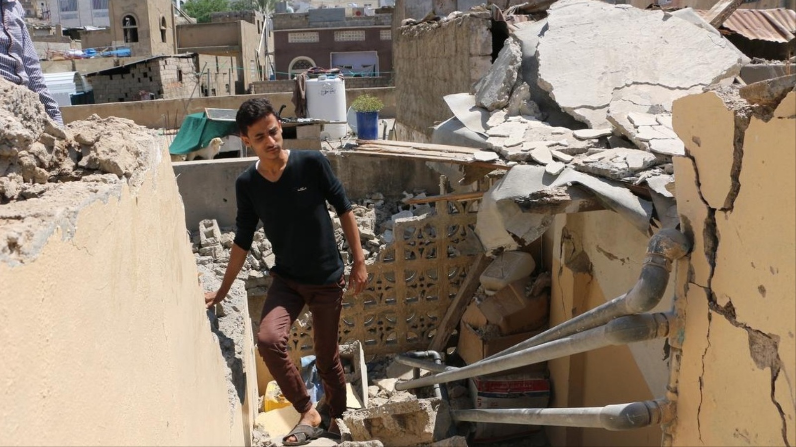 ‪آثار دمار مما خلفه قصف الحوثيين لمدينة تعز‬ (الأناضول-أرشيف)