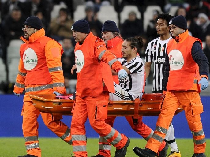 Football Soccer - Juventus v Genoa - Italian Serie A - Juventus Stadium, Turin, Italy - 03/02/16 Juventus' Martin Caceres is helped off the pitch after being injured REUTERS/Giorgio Perottino