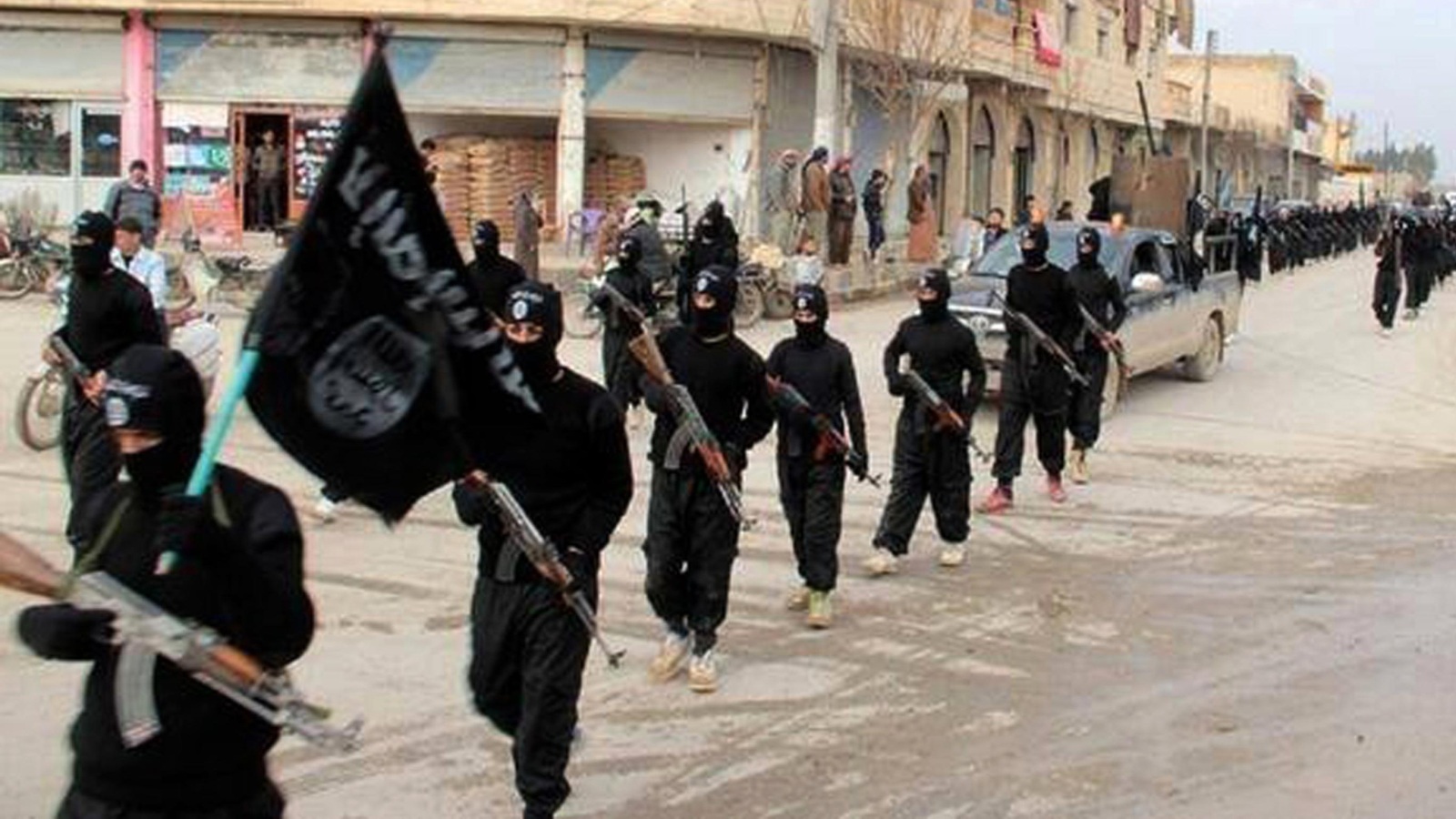 ‪عناصر من تنظيم الدولة الإسلامية يستعرضون قوتهم في مدينة الرقة شمال سوريا‬ (أسوشيتدبرس-أرشيف)