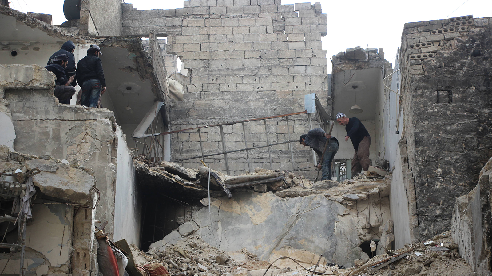 ‪آثار قصف روسي على حي بستان القصر في مدينة حلب‬ (الجزيرة)
