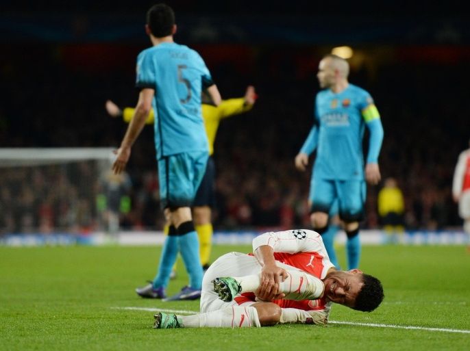 Football Soccer - Arsenal v FC Barcelona - UEFA Champions League Round of 16 First Leg - Emirates Stadium, London, England - 23/2/16 Arsenal's Alex Oxlade Chamberlain lies injured Action Images via Reuters / Tony O'Brien Livepic EDITORIAL USE ONLY.