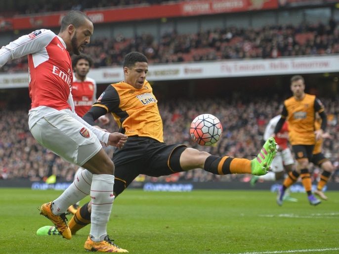 Football Soccer - Arsenal v Hull City - FA Cup Fifth Round - Emirates Stadium - 20/2/16 Arsenal's Theo Walcott in action with Hull City's Curtis Davies Reuters / Hannah McKay Livepic EDITORIAL USE ONLY. No use with unauthorized audio, video, data, fixture lists, club/league logos or "live" services. Online in-match use limited to 45 images, no video emulation. No use in betting, games or single club/league/player publications. Please contact your account representative for further details.