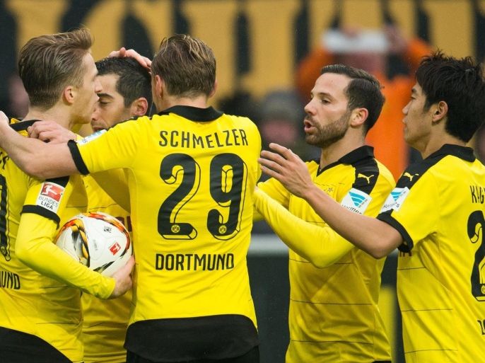 Dortmund's Henrikh Mkhitaryan (2.f.L.) celebrates his 1-0 goal with Marco Reus (L-R), Marcel Schmelzer, Gonzalo Castro and Shinji Kagawa during the German Bundesliga soccer match between Borussia Dortmund and Hannover 96' in Signal Iduna Park in Dortmund, Germany, 13 Feburary 2016. (EMBARGO CONDITIONS - ATTENTION - Due to the accreditation guidelines, the DFL only permits the publication and utilisation of up to 15 pictures per match on the internet and in online media during the match)