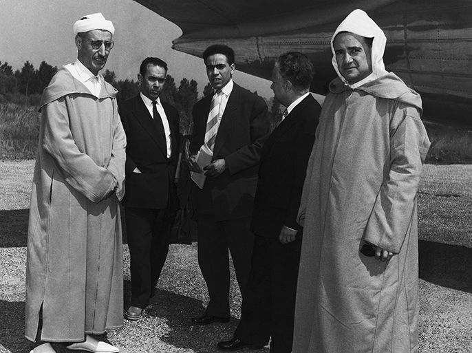 Moroccan politician Mehdi Ben Barka (1920 ? 1965, second from left) arrives at Aix les Bains, France, with members of his nationalist opposition party, Istiqlal, circa 1955. (Photo by Keystone/Hulton Archive/Getty Images) - الموسوعة