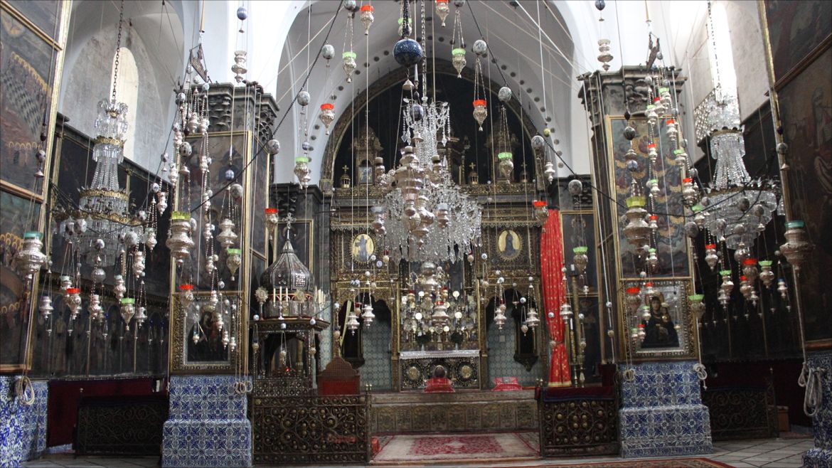 كاتدرائية مار يعقوب "كنيسة الأرمن": بنيت قبل 1000 عام وتتسع لنحو 700 مصلي، تتميز بالجدران الزرقاء والبيضاء القديمة وقناديل الزيت المصنوعة من الفضة وكذلك شموع مضيئة على المذبح وهب المصدر الوحيد للضوء.