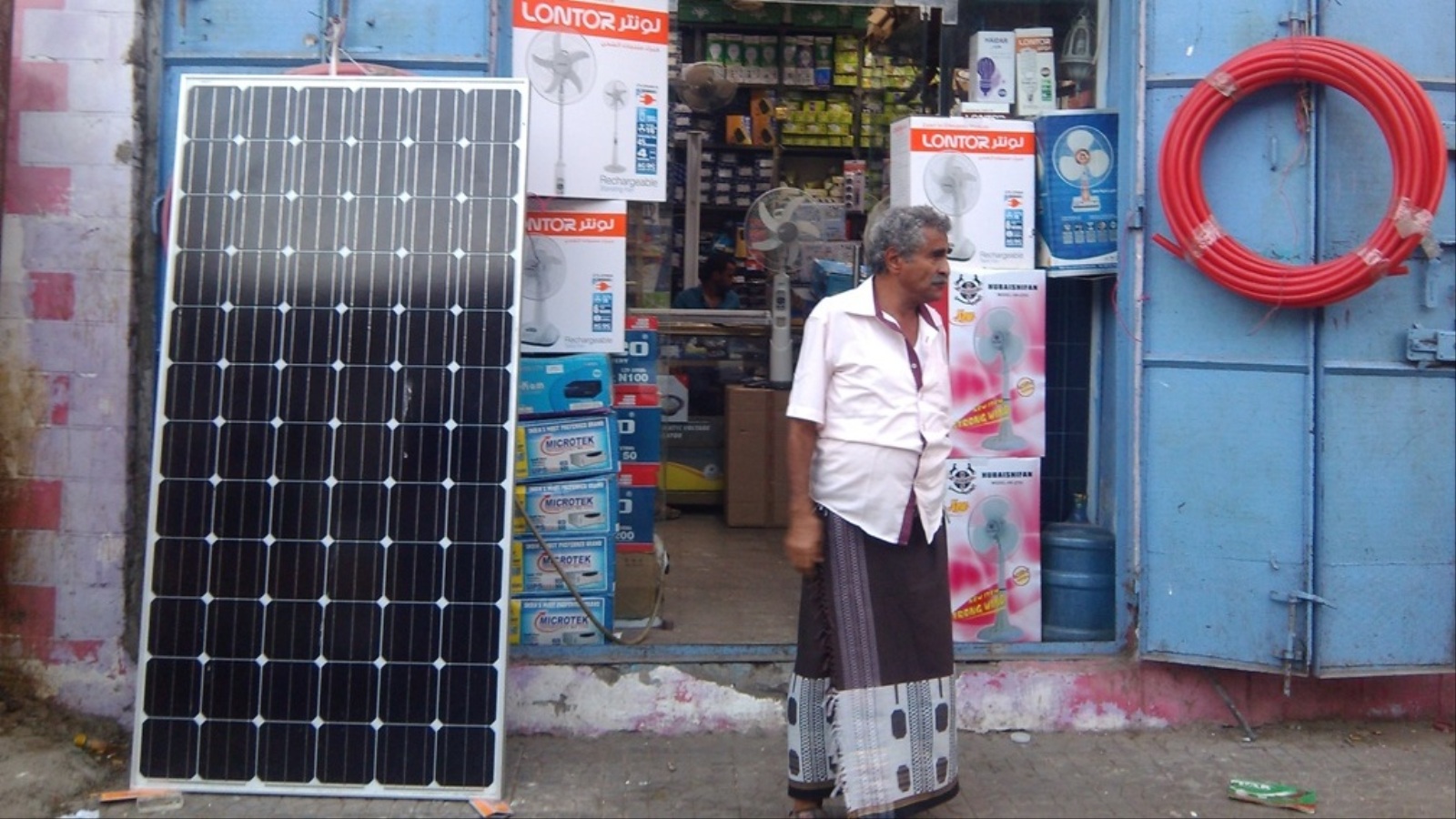 أحد محلات بيع الألواح الشمسية في محافظة عدن (الجزيرة)
