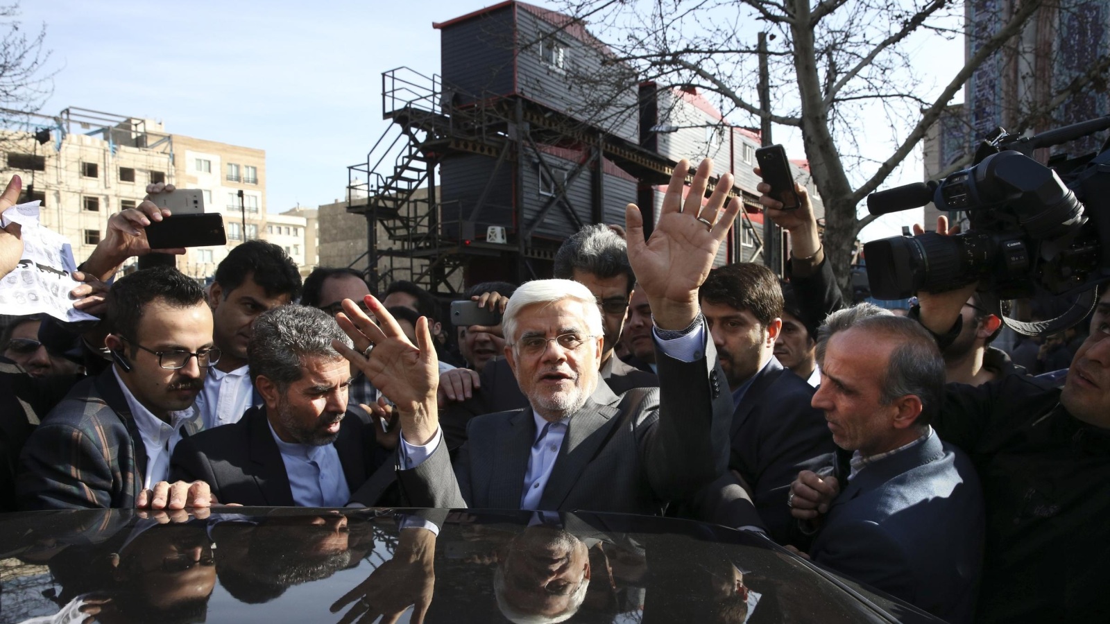 ‪محمد رضا عارف قائد قائمة تيار الاعتدال والإصلاح في العاصمة طهران‬ (أسوشيتد برس)