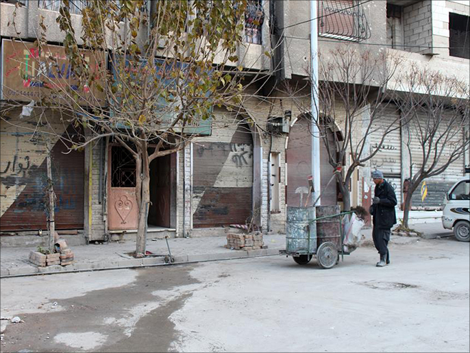 ‪حي القابون بريف دمشق تكاد تنعدم فيه كل مقومات الحياة بفعل الحصار‬ (الجزيرة نت)