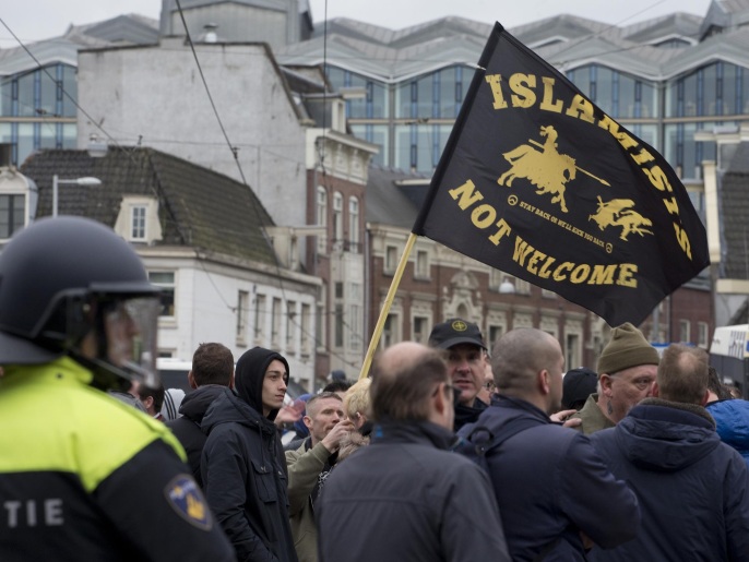 ‪مظاهرة ضد اللاجئين المسلمين خرجت بأمستردام في شهر فبراير/شباط الماضي‬ (أسوشيتد برس)