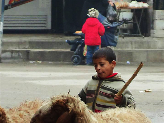 ‪اضطرار أطفال لممارسة مهن شاقة في المناطق المحاصرة جنوب دمشق‬ (الجزيرة نت)