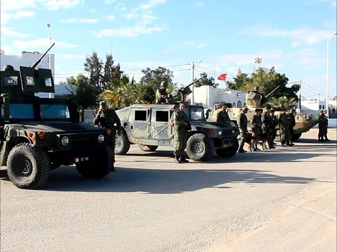 جانب من قوات عسكرية تونسية منشورة في الجنوب/ قرب الحدود مع ليبيا/راس جدير/نوفمبر/تشرين الثاني 2015