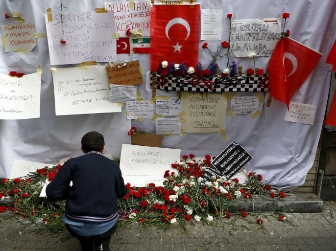 A man places carnations at the scene of a suicide bombing at Istiklal street, a major shopping and tourist district, in central Istanbul, Turkey March 20, 2016. REUTERS/Osman Orsal TPX IMAGES OF THE DAY