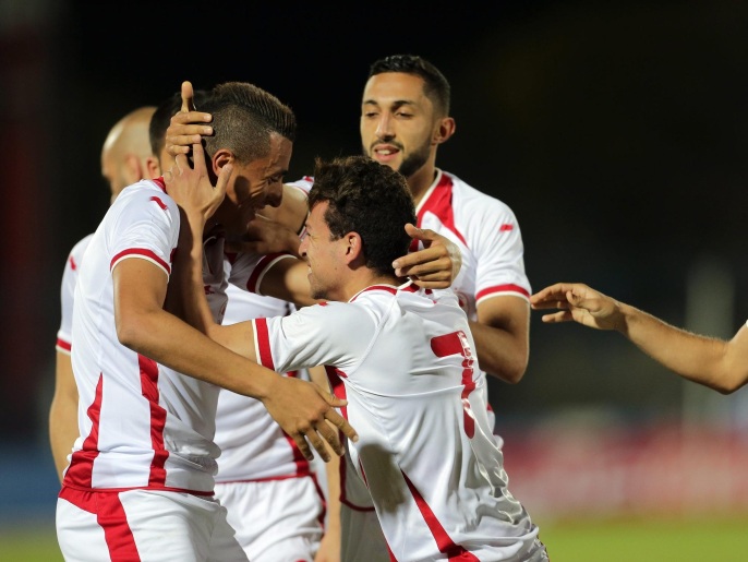 لاعبو تونس يحتفلون مع المساكني بهدف المباراة الوحيد (الأوروبية)