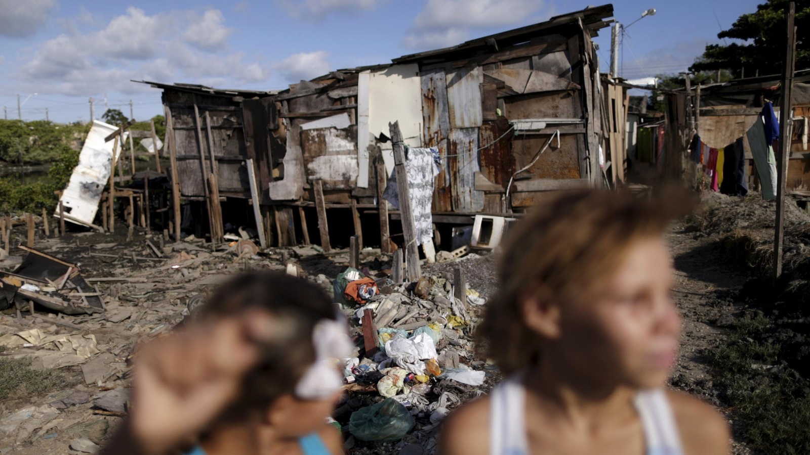 ‪أكثر من ثمانية ملايين من سكان المدن في البرازيل يعيشون في مناطق تفتقر إلى الخدمات المنتظمة لجمع القمامة‬  (رويترز)