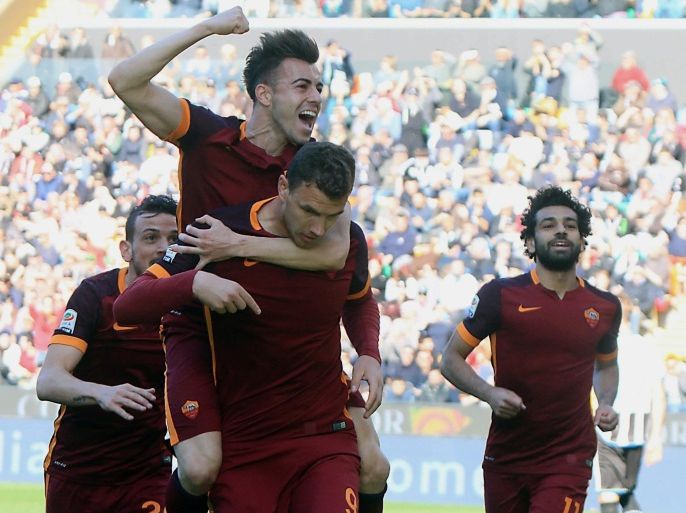 Roma's Edin Dzeko (front) jubilates with his teammates after scoring a goal during the Italian Serie A soccer match Udinese Calcio vs AS Roma at Friuli stadium in Udine, Italy, 13 March 2016.