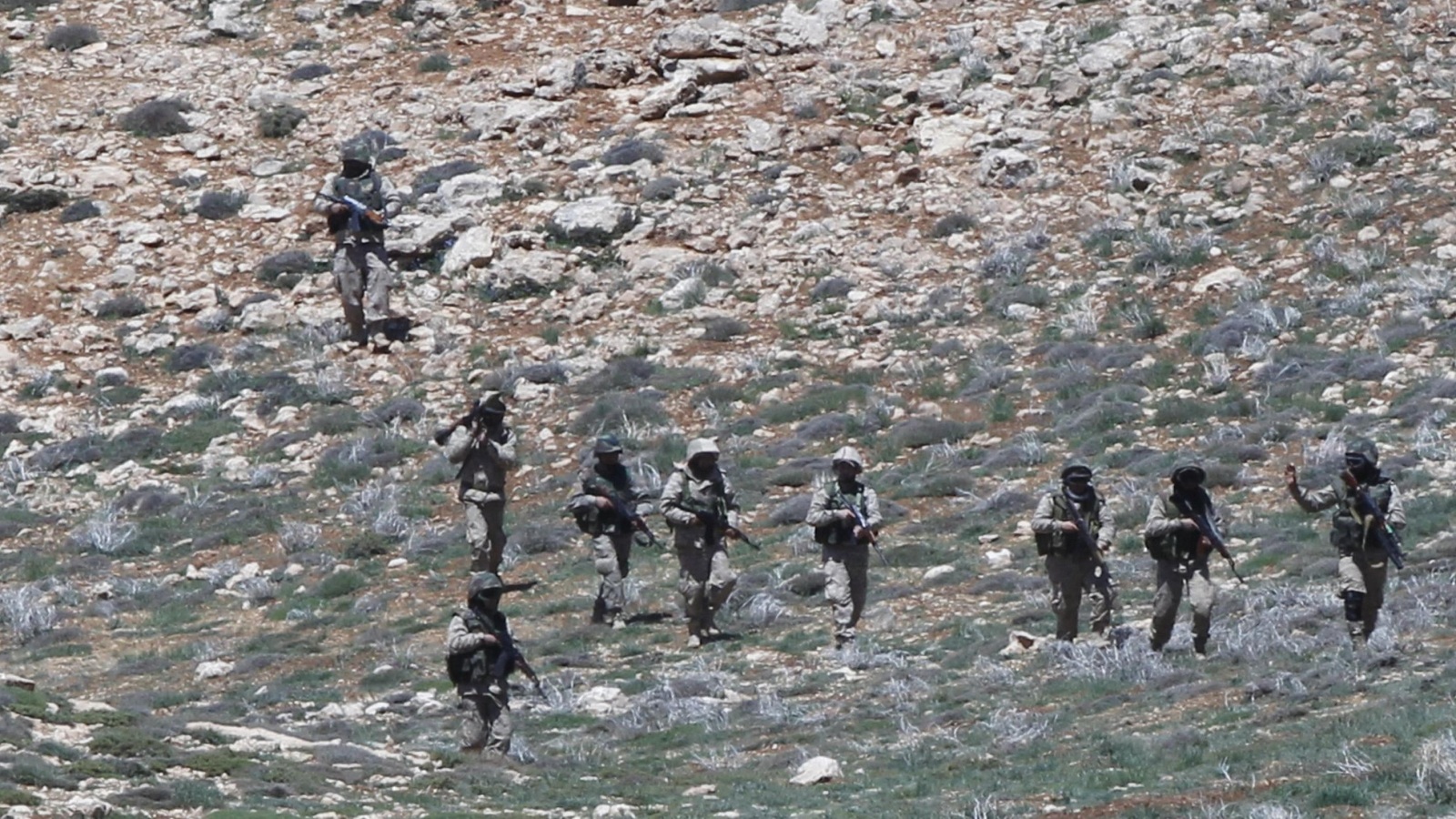 ‪مسلحون من حزب الله اللبناني يتقدمون في منطقة القلمون غربي سوريا‬ (رويترز)