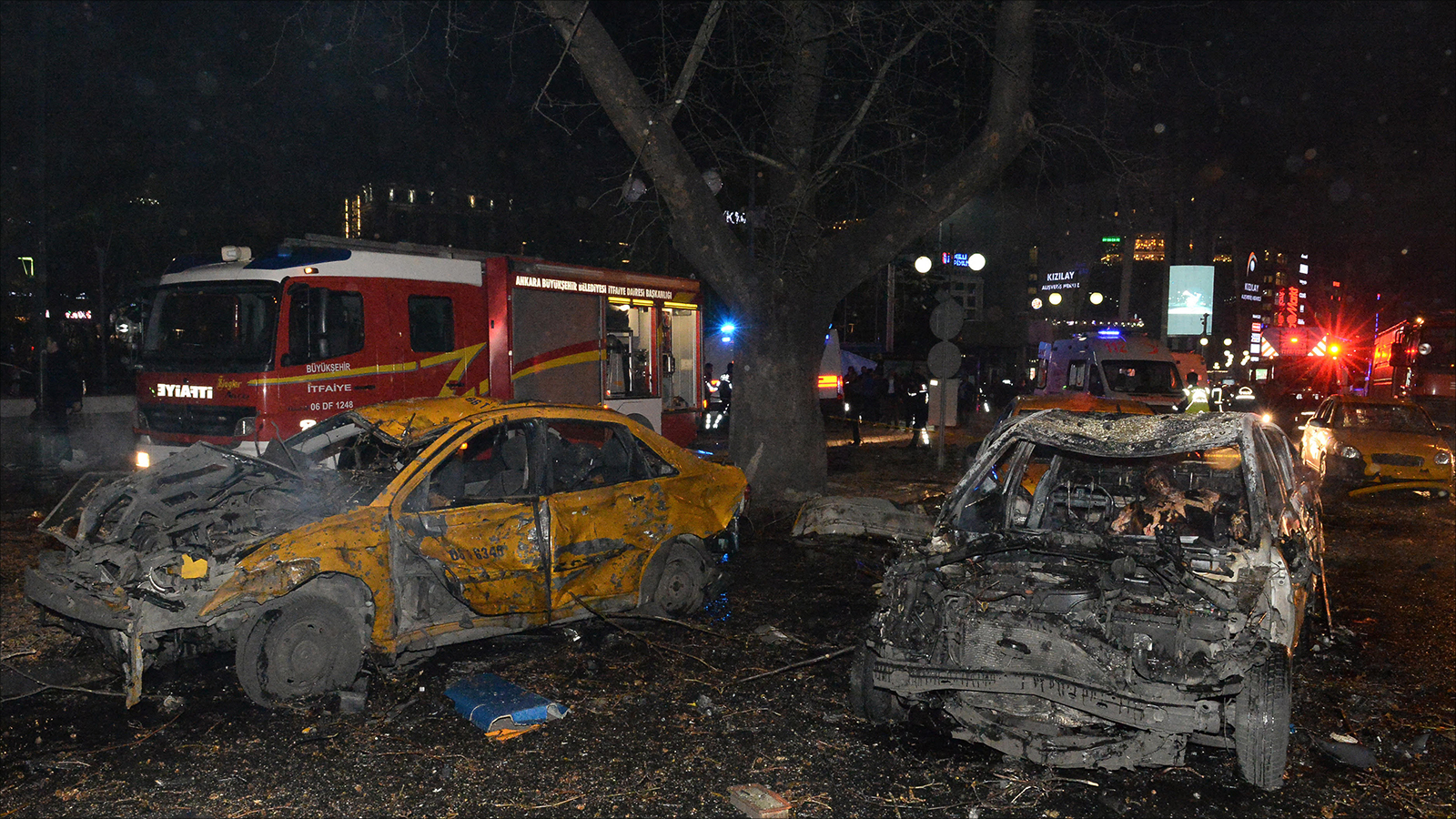 جانب من آثار التفجير الذي ضرب أنقرة أمس وخلف 37 قتيلا و125 جريحا (الأوروبية)