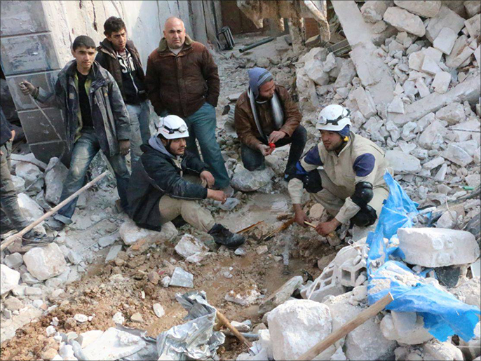 صورة خاصة براميل متفجرة يلقيها الطيران المروحي دمرت المئات من بيوت المدنيين في سراقب