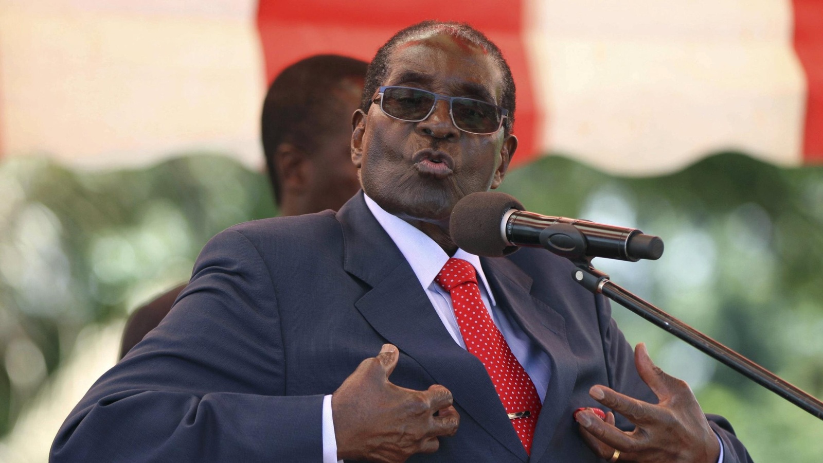 ‪الجيش يؤكد أن الرئيس موغابي وأسرته بخير‬  (رويترز)