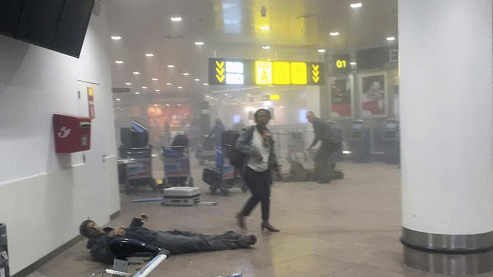 ‪جانب من التفجيرات داخل مطار بروكسل‬ جانب من التفجيرات داخل مطار بروكسل (رويترز)