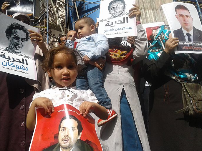 ( ابنة الصحفي حسن القباني في وقفة احتجاجية على سلم نقابة الصحفيين ضد سجن أيها بسجن العقرب شديد الحراسة).