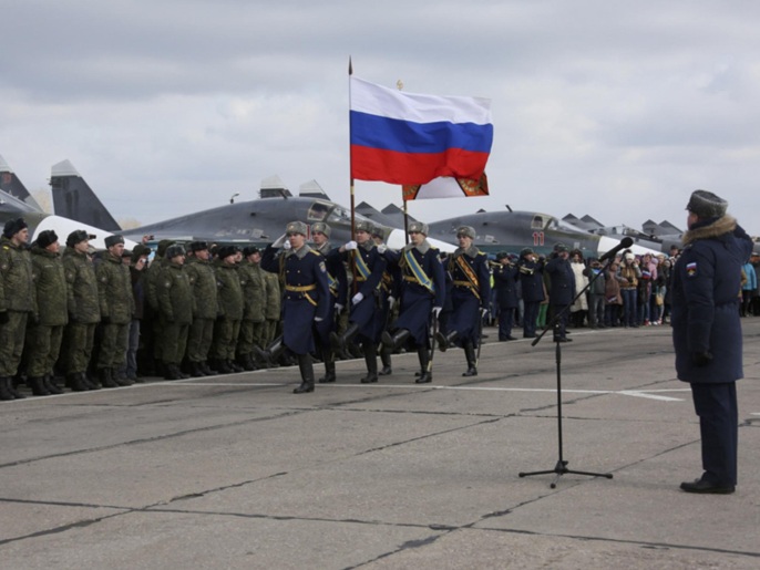 مراسم استقبال الطيارين الروس في قاعدة بجنوب روسيا لحظة وصولهم من سوريا (رويترز)
