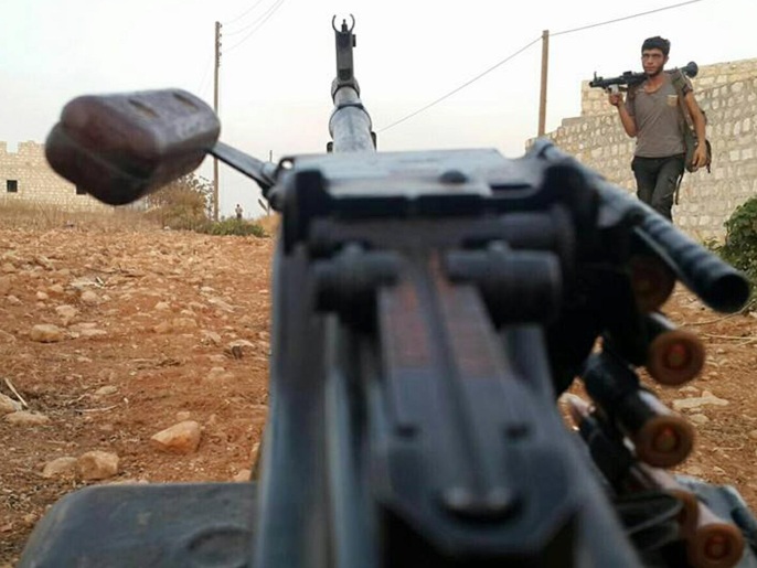 مقاتل من فرسان الحق يحمل سلاحه في بلدة أعزاز بريف حلب (أسوشيتد برس)