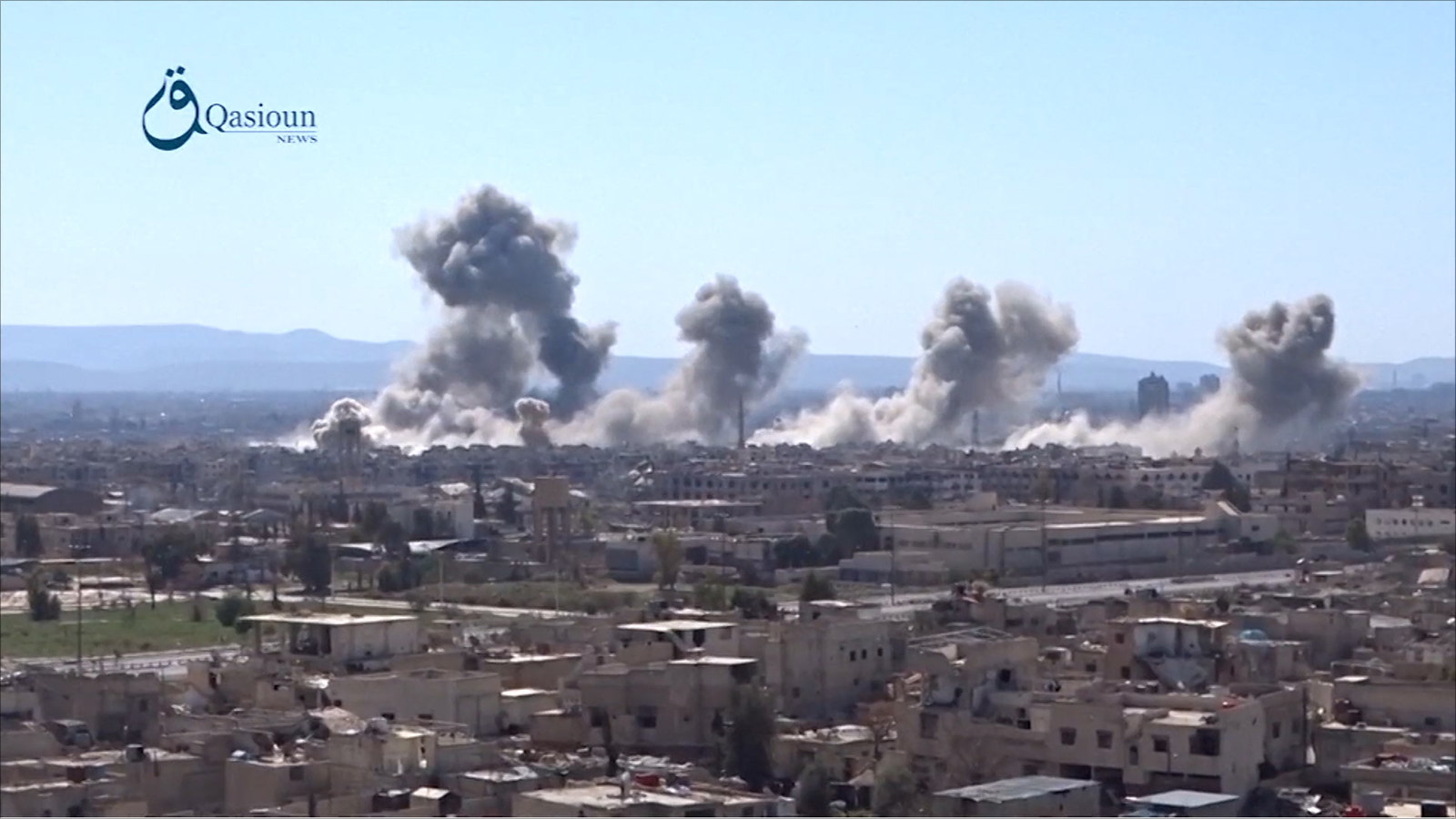 ‪انفجارات في درعا جراء مواجهات سابقة‬ (الجزيرة)