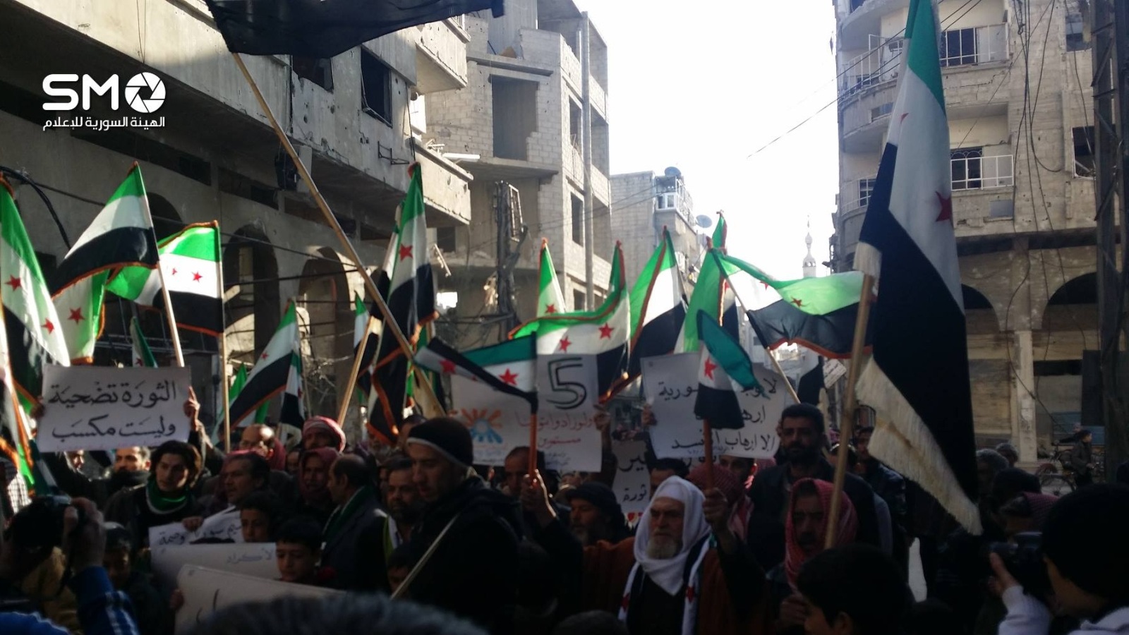جانب من المظاهرة التي شهدتها مدينة دوما اليوم للمطالبة بإسقاط النظام وتحرير المعتقلين (ناشطون)