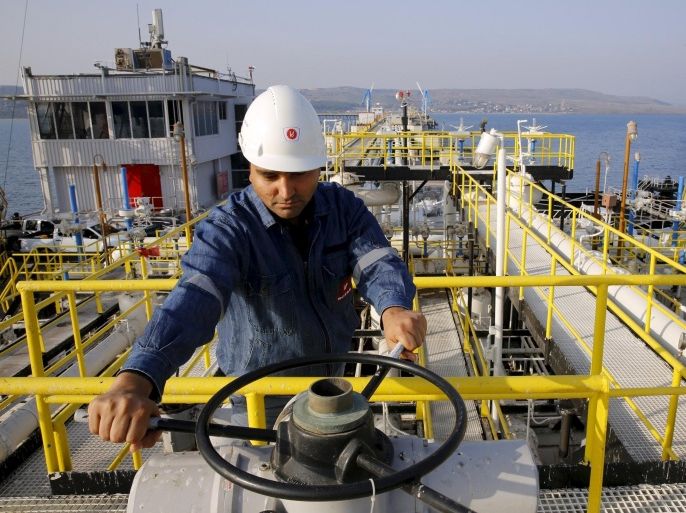 A worker checks the valve gears of pipes linked to oil tanks at Turkey's Mediterranean port of Ceyhan, which is run by state-owned Petroleum Pipeline Corporation (BOTAS), some 70 km (43.5 miles) from Adana, Turkey, in this February 19, 2014 file photo. Crude oil flow in an Iraqi pipeline carrying Kurdish and Kirkuk oil to Turkey's southern port of Ceyhan resumed on August 6, 2015, after a week-long shutdown following an attack by Kurdistan Workers Party (PKK) militants, a Turkish energy official and a shipping agent told Reuters. The militants, who have increasingly targeted Turkey's energy infrastructure, bombed the pipeline last Wednesday. Iraq's Kurdistan Regional Government energy ministry has said the attacks damaged the region's economic viability. REUTERS/Umit Bektas/Files