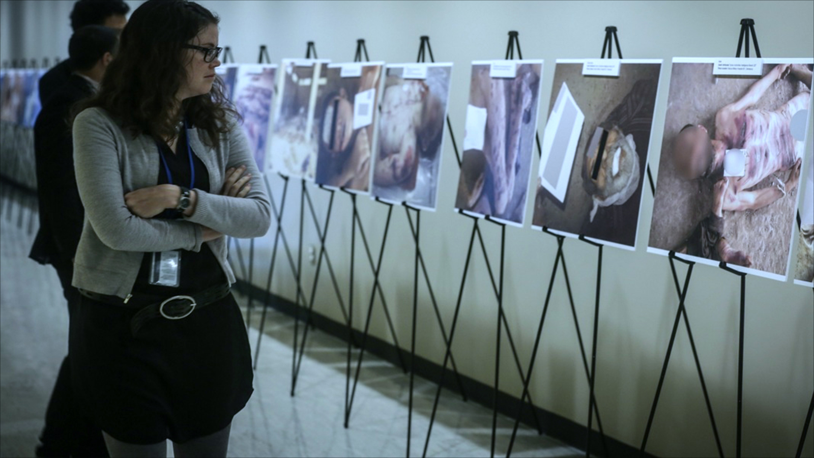 الأمم المتحدة عرضت في مقرها مجموعة من الصور المسربة لضحايا التعذيب في السجون السورية (الجزيرة)