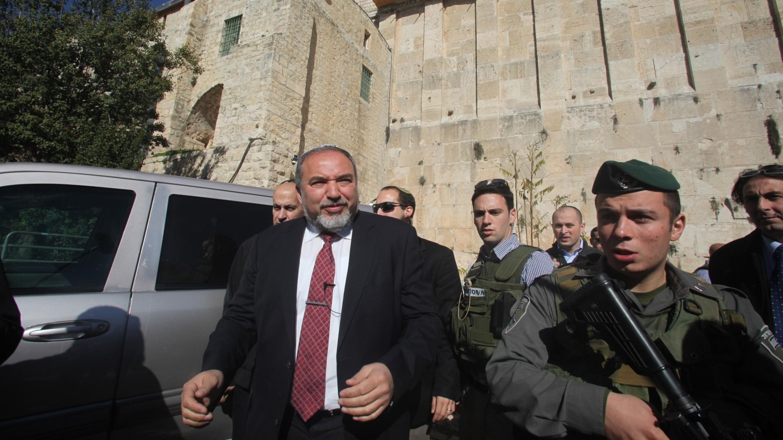 ليبرمان اتهم نتنياهو بالتساهل في التصدي لعمليات الشباب الفلسطيني (غيتي إيميجز-أرشيف)